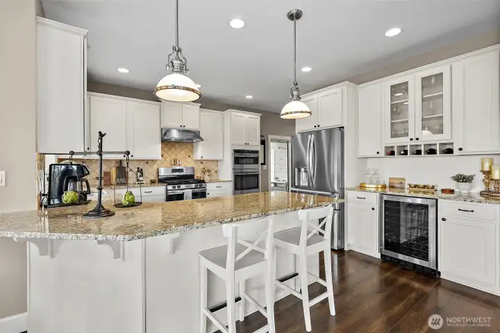 Breakfast Bar ~ Cooling Fridge ~ Beautiful Granite Countertops