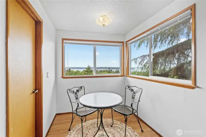 What a work from home space this could be!