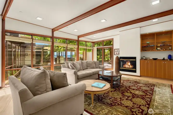The family room has a sound view through to the living room windows! The family room has a sound view through to the living room windows!