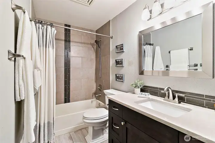 Full bathroom located on the upper level. Full bathroom located on the upper level.