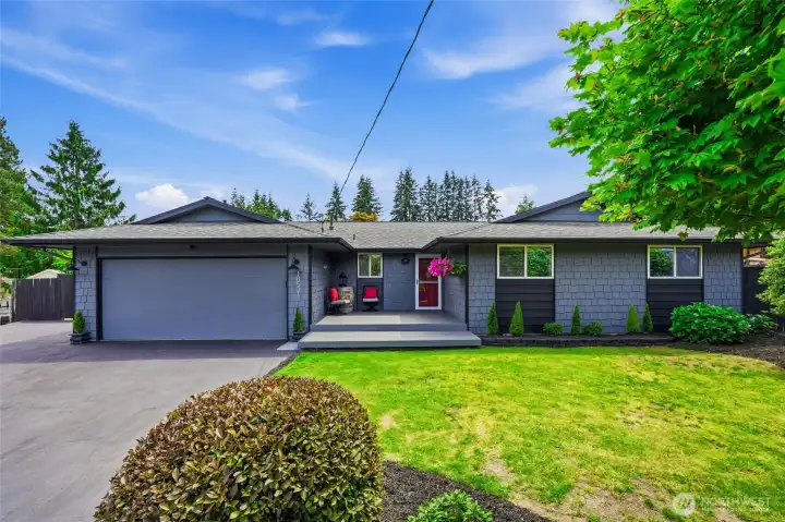 Charming exterior on this adorable Silver Lake area rambler