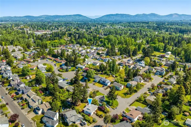 Close by you will find all of the amenities of Benson Hill: Shopping, restaurants, and many commuting options.