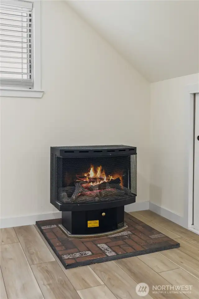 2nd floor gas fireplace for cozy nights