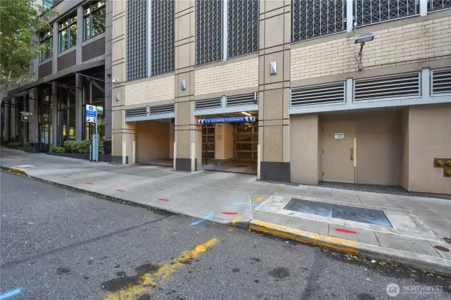 Situated at the corner of 9th Avenue and Virginia Street, the Cosmopolitan is within walking distance to Amazon headquarters, Whole Foods, Pacific Place, Pike Place Market, and downtown shopping and dining. Easy freeway and transit access also make it highly convenient.