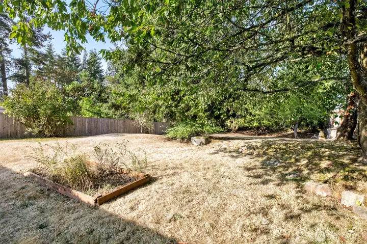 10,019 sq ft yard allows great privacy or development opportunity