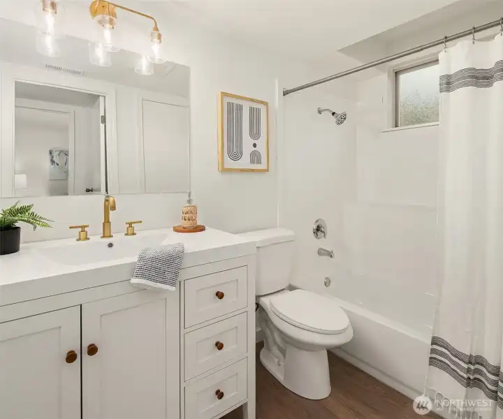 Updated full bathroom