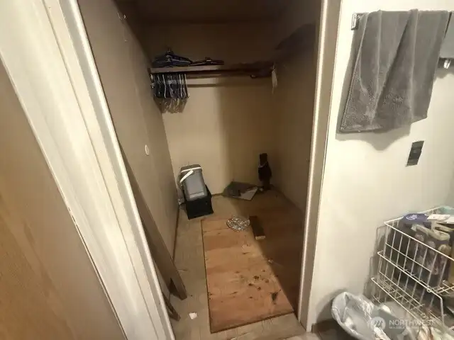 Main bed Walk-in Closet
