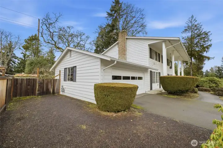 Plenty of parking space in the long driveway.