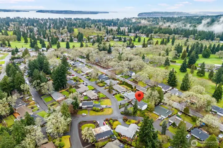 Located near Chambers Bay, Steilacoom Lake, shopping, restaurants, and much more!