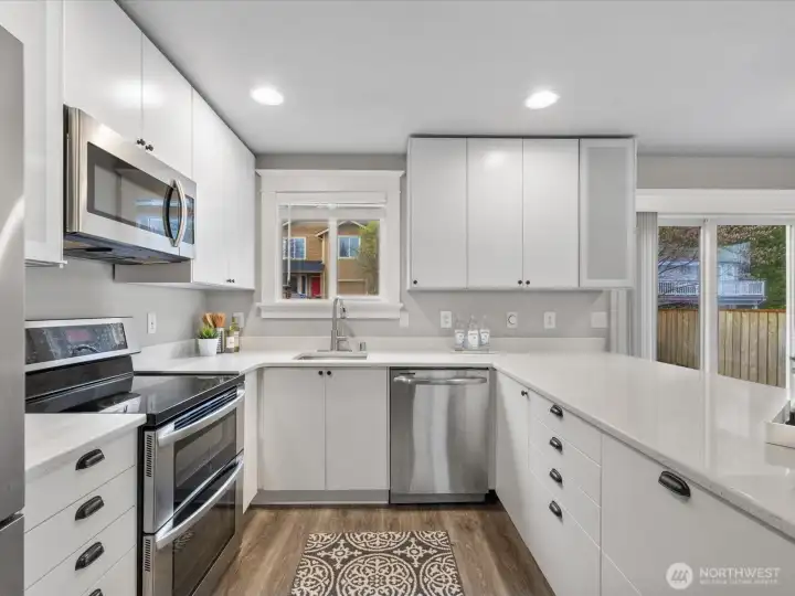 The very pleasant, light and bright kitchen.