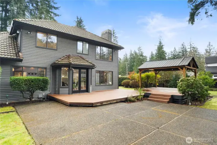 Entertainment-sized deck with covered space for rainy day entertaining & BBQ's any time of year.