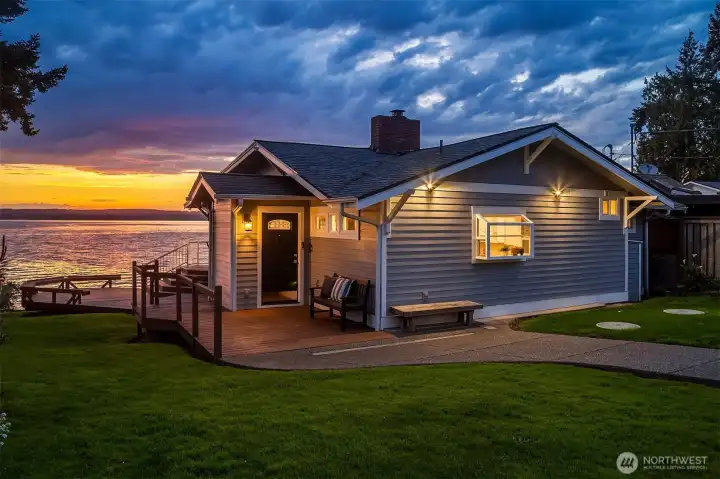 Stunning western views with the sound at your foot steps