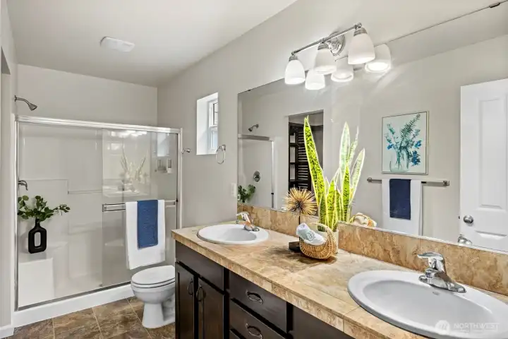 En-suite Full Bath
