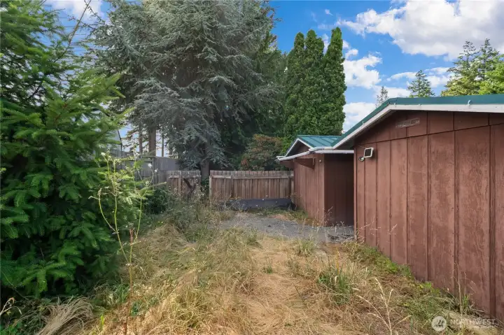 Additional space behind sheds for more parking space, gardening, etc Additional space behind sheds for more parking space, gardening, etc
