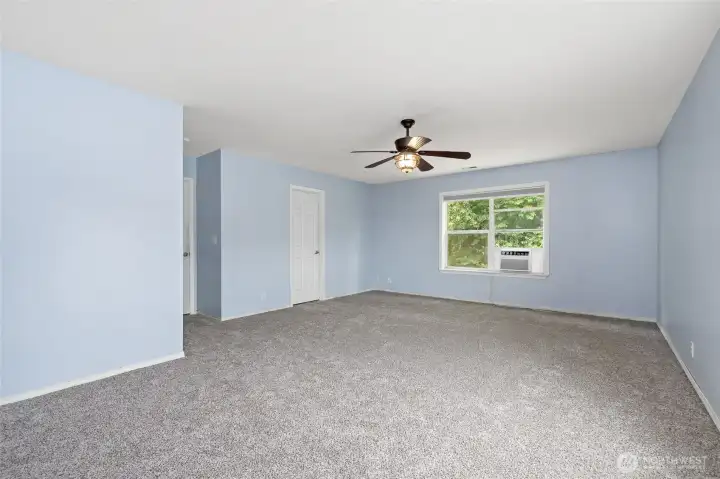 Primary Bedroom - Ceiling fans for summer days