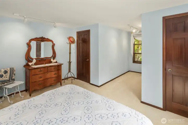 2nd floor bedroom with 2 closets 2nd floor bedroom with 2 closets
