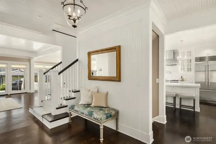 Inviting entry way open to the kitchen and a large walkway to the living spaces Inviting entry way open to the kitchen and a large walkway to the living spaces