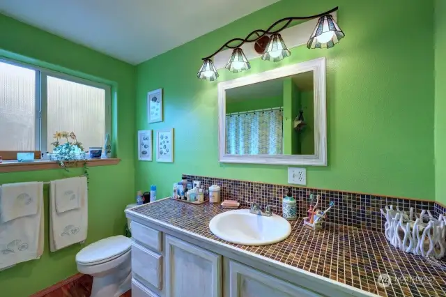 Beautifully tiled countertops in main bathroom