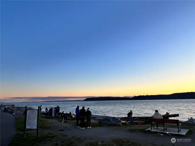 Prime location! Schools, dining, shopping, entertainment all within blocks. The amazing Mukilteo beach, park, boat launch and Ferry across the Puget Sound - just 4 minutes away.  Looking for easy travel by plane? The Paine Field Airport - 6 minutes.