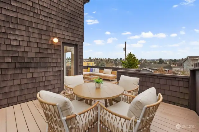 Outdoor eating space off of kitchen