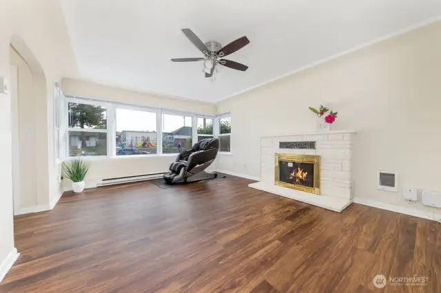 Living room- brand new floors & paint