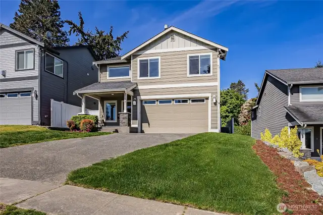 Newer one-owner home perched peacefully over Lake Washington with a long driveway and sidewalk. Centrally located for easy commute and nearby conveniences.
