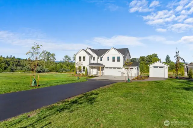 Photographs are for illustrative purposes only. Features, finishes, interior/exterior colors, landscaping and floorplan shown may vary from actual homes built.