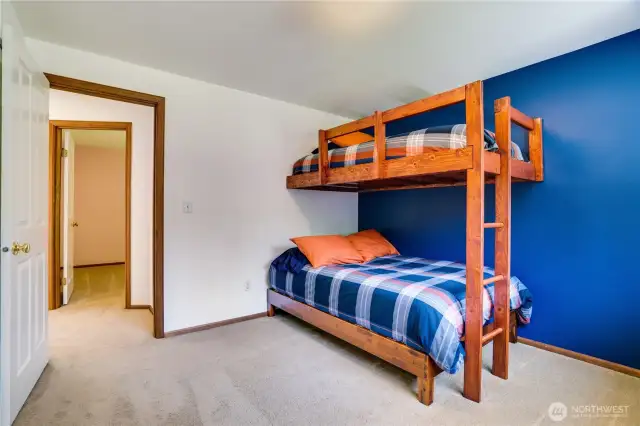 Stylish built-in bunk beds with sleek design and space-saving charm.