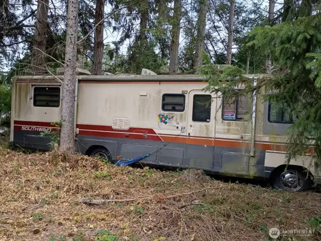 Extra long 33" RV, yacht style designed inside, interior upholstery matching blueberries in Spring, Bloom, mirrored closet doors, Extra large restroom, Great stereo and a TV & VCR!!