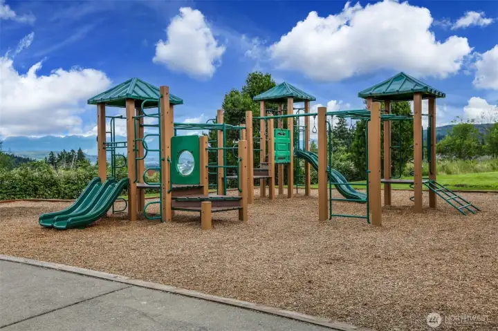 Mountain View Park, located right next to Cascade Ridge Elementary, is a favorite neighborhood gathering spot for play, connection, and community. Fridays are known as "Food Truck Friday"! From April through September, enjoy a rotating lineup of food trucks—perfect for a short walk to Mountain View Park for dinner.