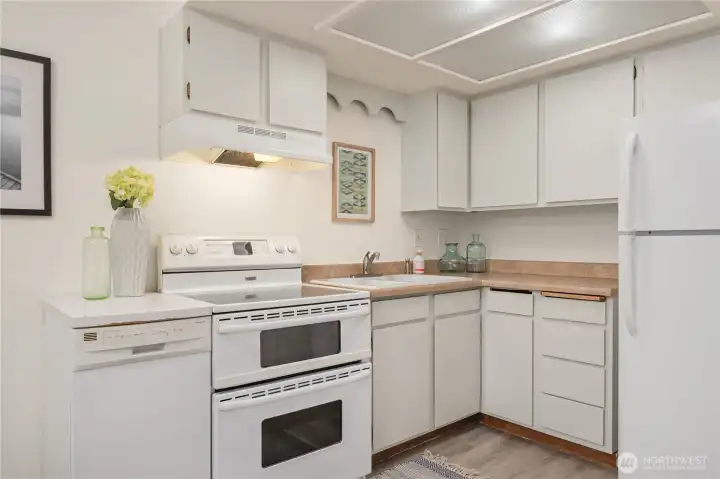 A very functional kitchen fully equipped will delight your prospective tenants or guests.