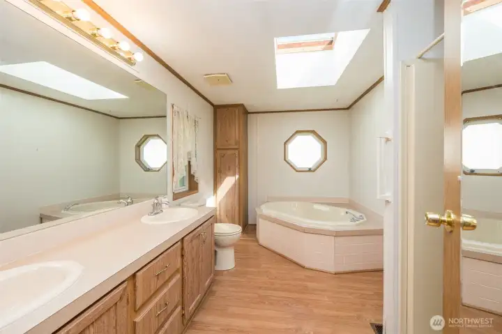 Primary en-suite bath