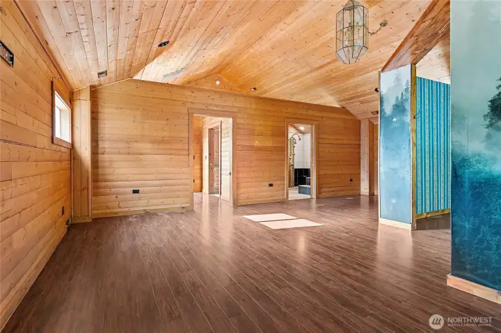 Upper level primary suite