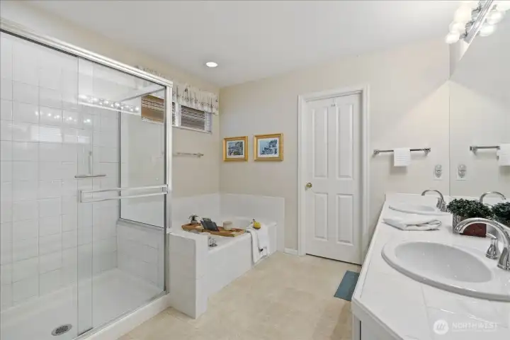 5 p;iece primary bathroom with jetted tub and spacious walk in closet