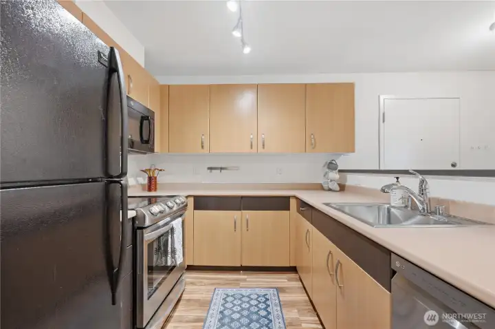 Great lighting for cooking or dining. Great lighting for cooking or dining.