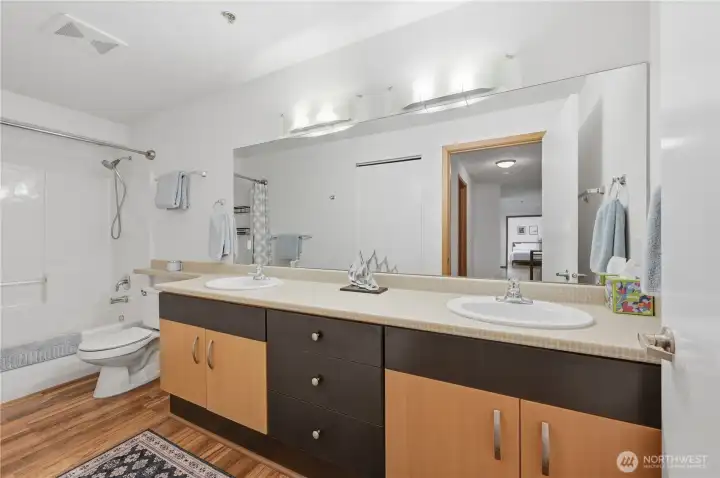 Room for everyone! Laundry behind. Room for everyone! Laundry behind.