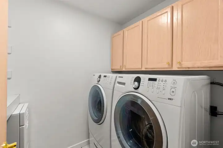 Washer and dryer w pedestal drawers are included! Note the cabinets above for added storage... Washer and dryer w pedestal drawers are included! Note the cabinets above for added storage...