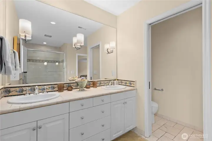 Full guest bathroom on the 2nd floor. Full guest bathroom on the 2nd floor.