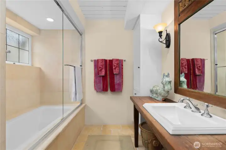 Full bathroom just off the guest suite. Full bathroom just off the guest suite.
