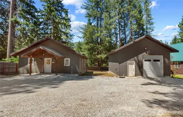 Residence with high ceiling 1 car garage suitable for mid-size RV