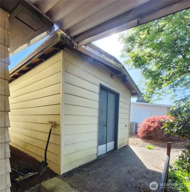 Huge 12.5' x 16' Shop/outbuilding with power