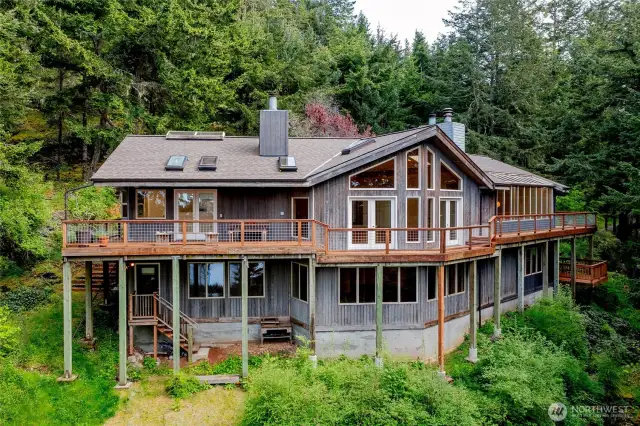 2-level home in Orcas Highlands