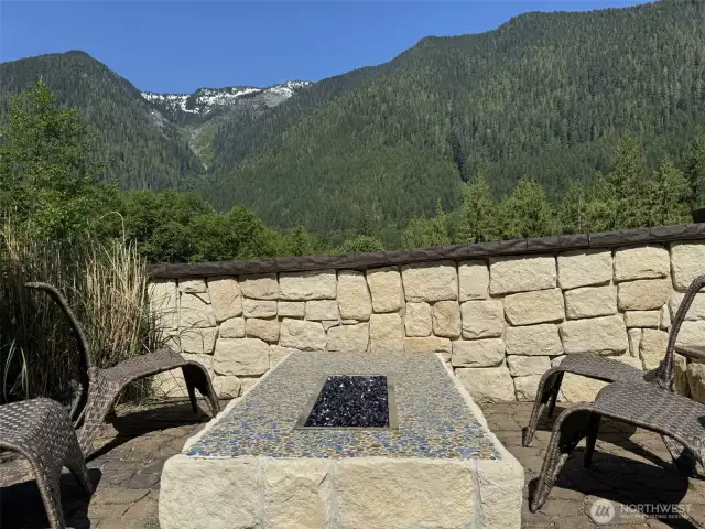 Jetted flame, blue stone 350,000 btu gas fireplace.