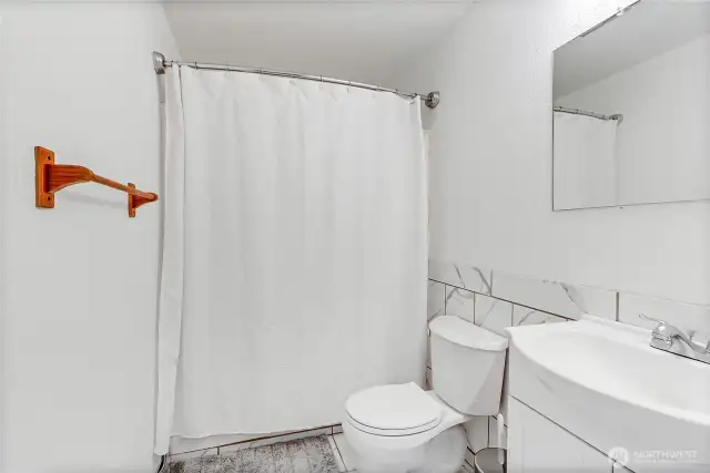 Updated full bathroom