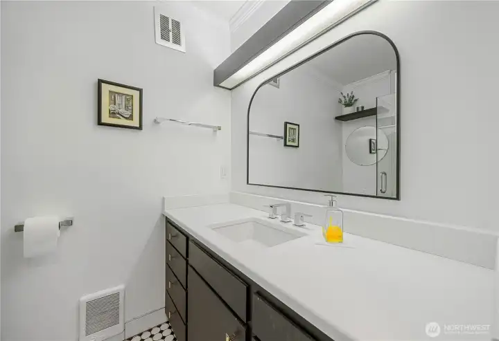 This is the rest of the guest restroom....