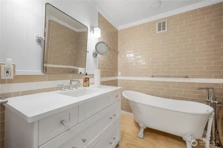 Main bath ensuite.... luxurious soaking tub!