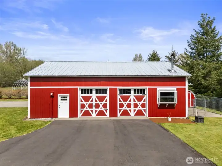 Shop with two additional bays