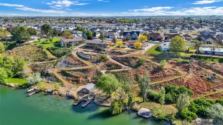Direct access to Moses Lake for year-round recreation