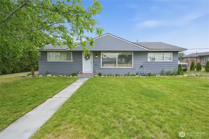 Welcome. 4 bedrooms, large lot, fenced backyard Welcome. 4 bedrooms, large lot, fenced backyard