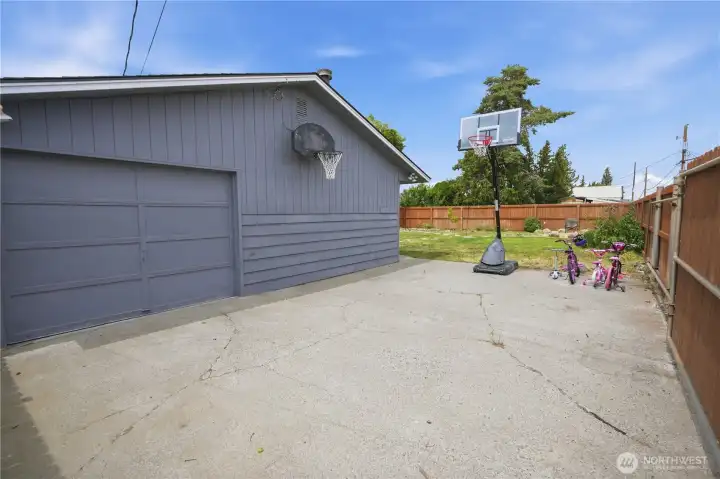 1 car garage/ 1 car garage/